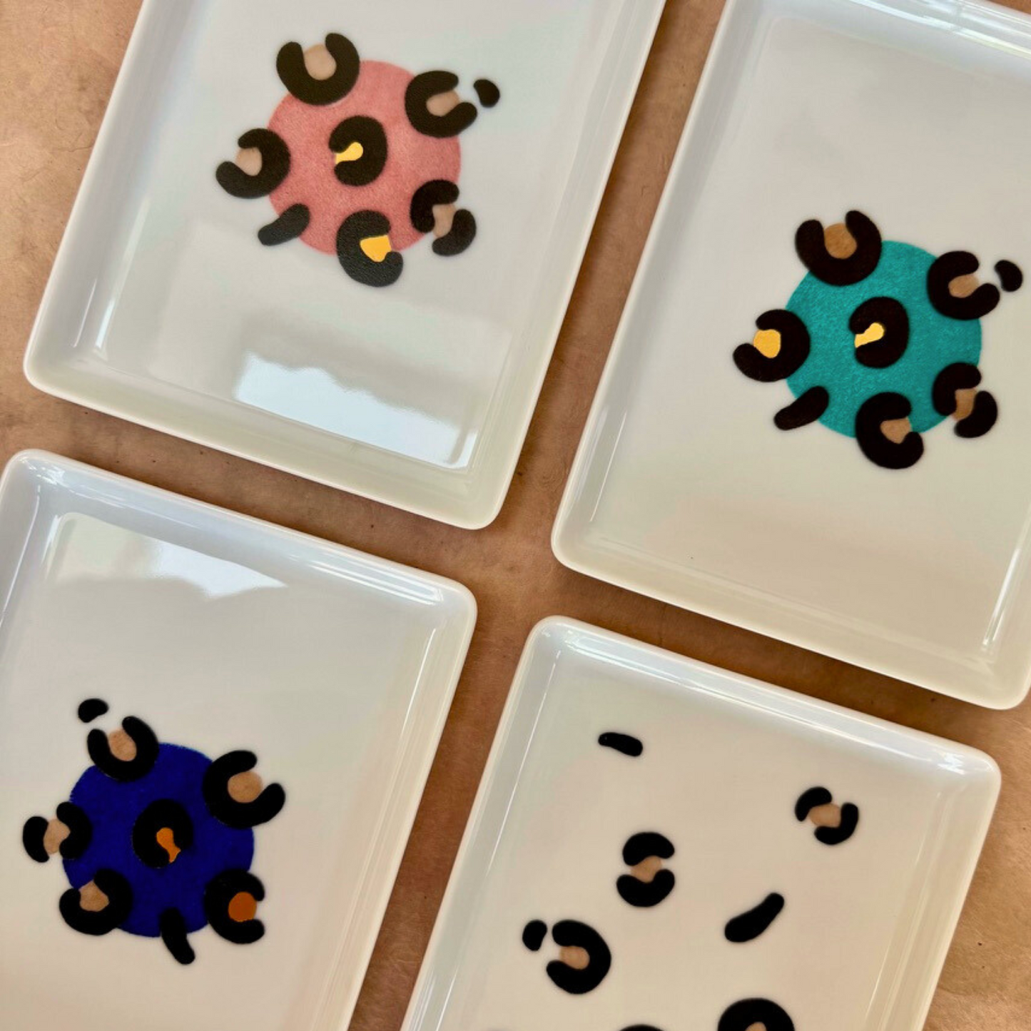 Petits plateaux léopard dorés peints à la main – vaisselle durable et tendance