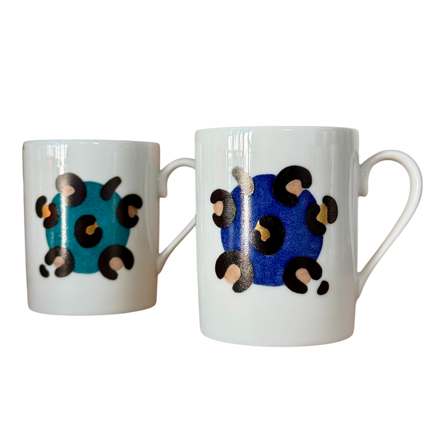 Duo de tasses artisanales motif léopard, version rose pêche et bleu delft