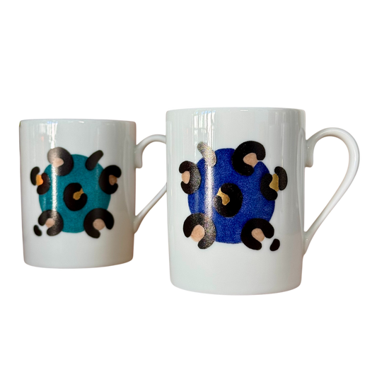 Duo de tasses artisanales motif léopard, version rose pêche et bleu delft