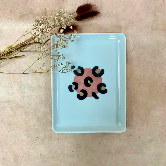 Idée cadeau original : plateau léopard rose pêche artisanal en porcelaine