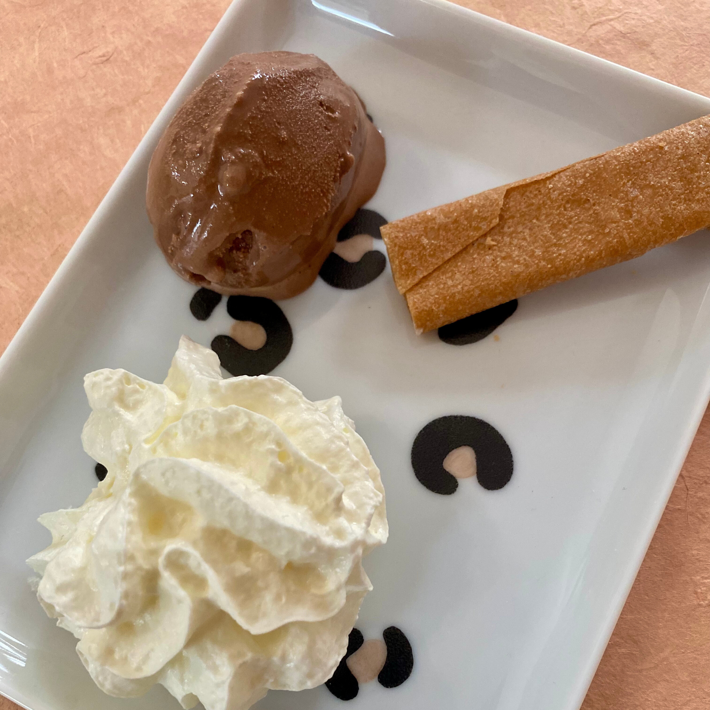 Pause gourmande avec petit plateau léopard, vaisselle artisanale made in France