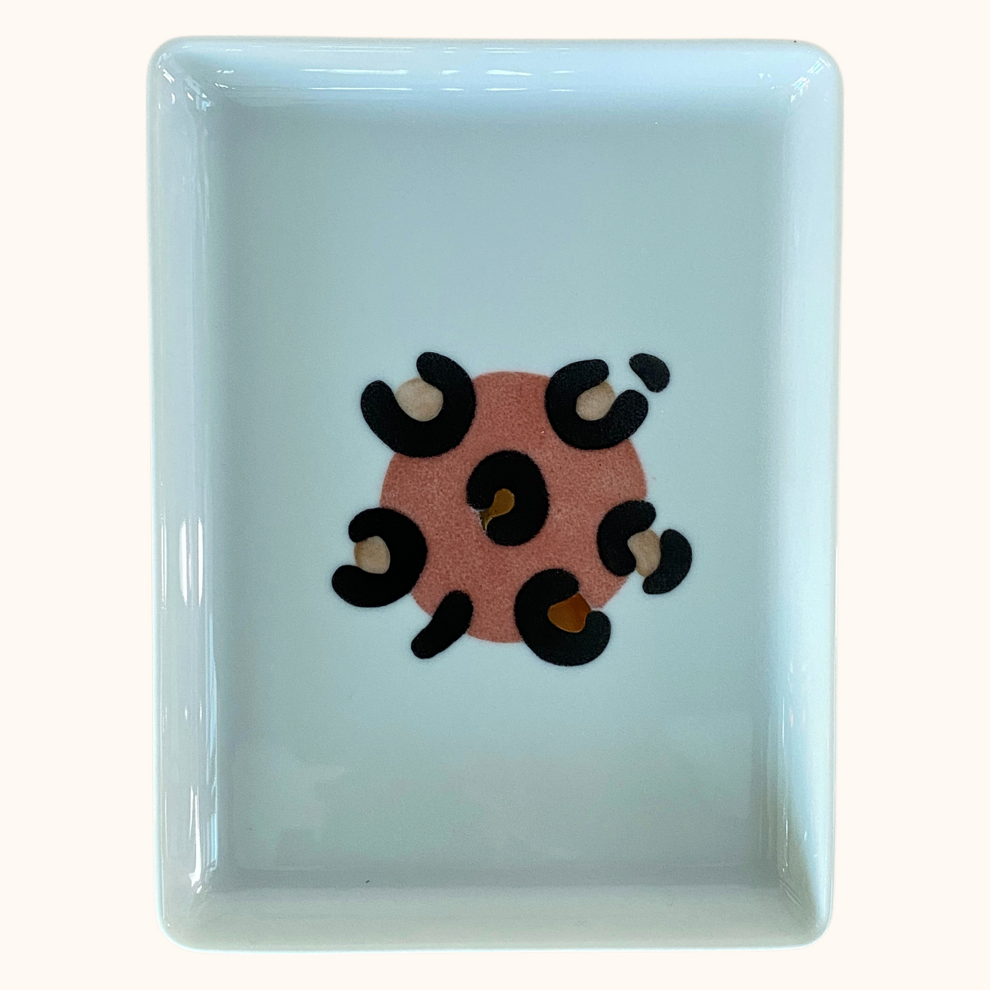 Petit plateau en porcelaine artisanale, motif léopard rose pêche peint à la main