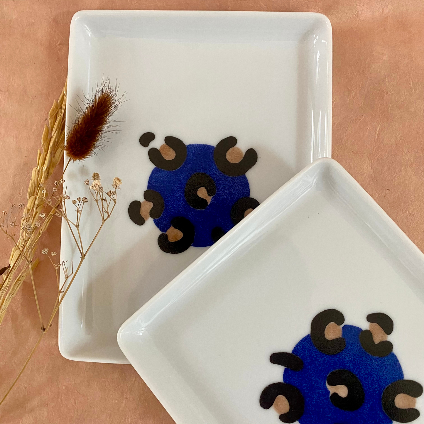 Duo de petits plateaux en porcelaine artisanale, motif léopard peint à la main