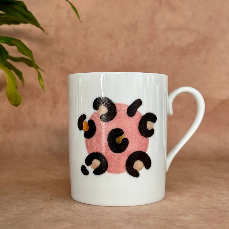 Tasse artisanale, motif leopard rose pêche peint à la main- style balzac paris