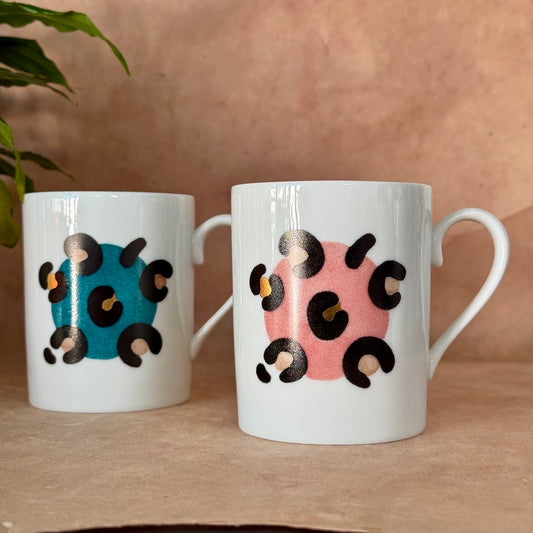 Idée cadeau original : tasse léopard rose pêche et vert russe