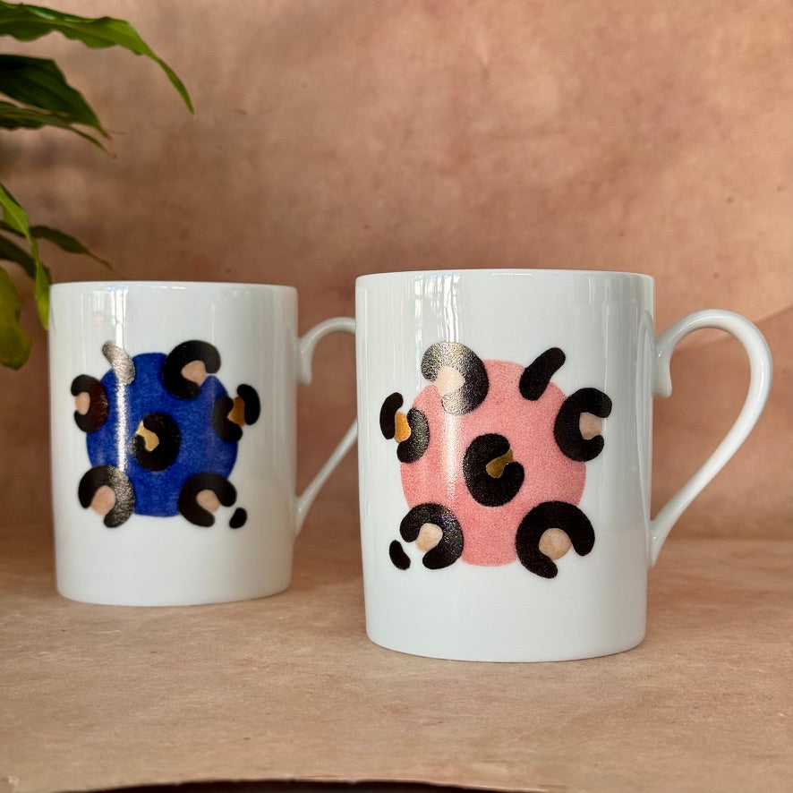 uo de tasses artisanales motif léopard, version rose pêche et bleu delft