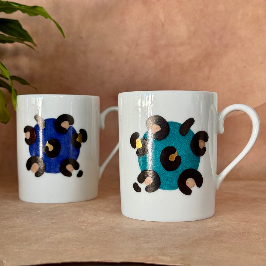 duo de tasses artisanales motif léopard, version vert russe et bleu delft