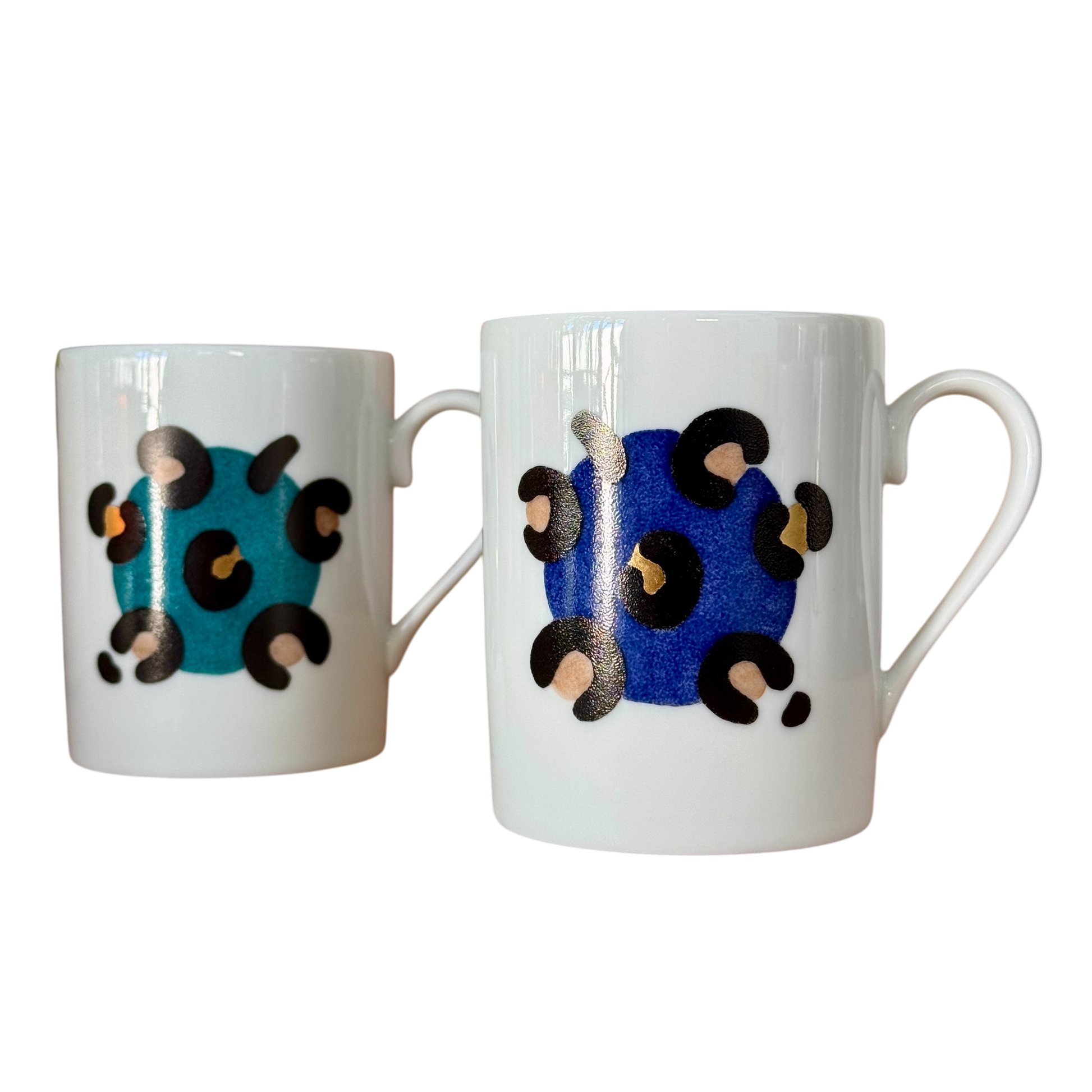 Duo de tasses artisanales motif léopard, version rose pêche et bleu delft