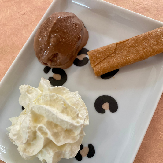Pause gourmande avec petit plateau léopard, vaisselle artisanale made in France