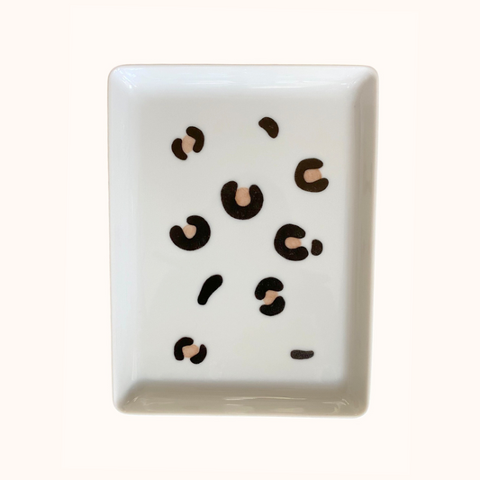 Petit plateau en porcelaine artisanale, motif léopard peint à la main