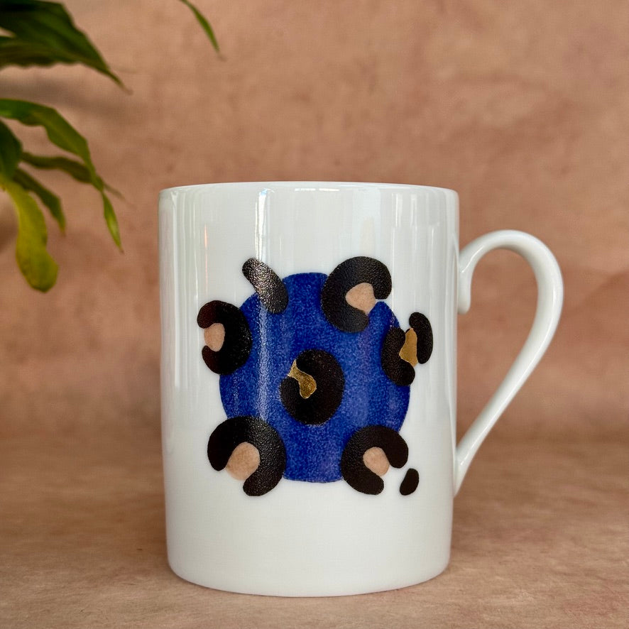 Tasse artisanale dorée, motif léopard bleu delf peint à la main