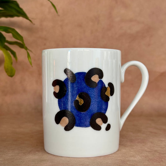 Tasse artisanale dorée, motif léopard bleu delf peint à la main